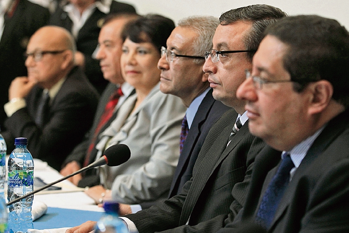 el ministro  de  Finanzas, Dorval Carías, y Rudy Pineda, presidente del Tribunal Supremo Electoral,  participan en la reunión con  jefes de bloques en el Congreso.