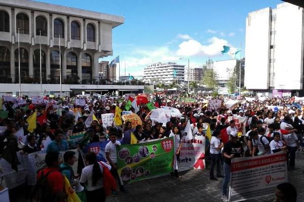 Maestros de Fe y Alegria protestan por falta de pago. (Foto Prensa Libre: Rodrigo Méndez) )