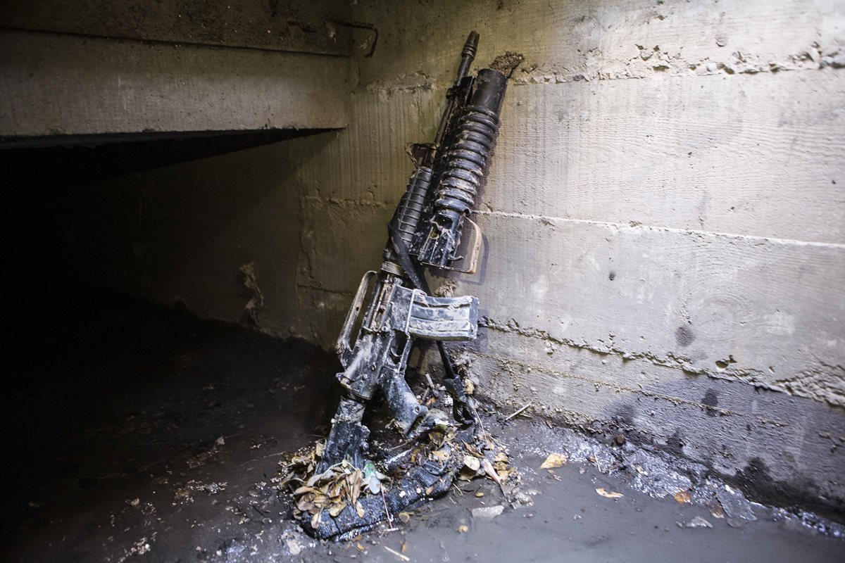 Una de las armas abandonadas por "el Chapo" en el sistema de drenaje de la ciudad de Los Mochis, Sinaloa, México. (AP)