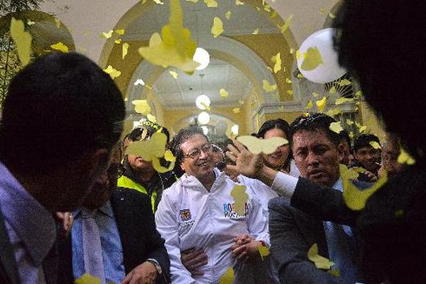 El alcalde Gustavo Petro(centro), en Bogotá?. (Foto Prensa Libre: AFP).