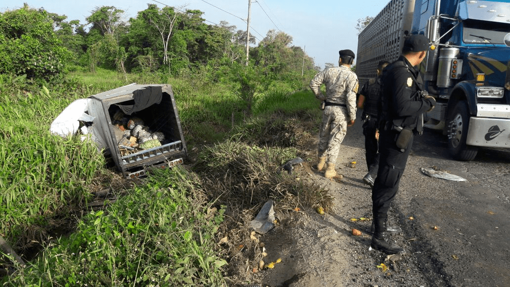 Oficiales de la PNC regulan el tránsito en el lugar donde ocurrió el fatal accidente. (Foto Prensa Libre: Dony Stewart)