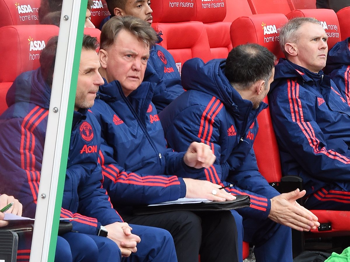 LouIs Van Gaal acumula siete partidos sin ganar al frente del Manchester United. (Foto Prensa Libre:AFP)