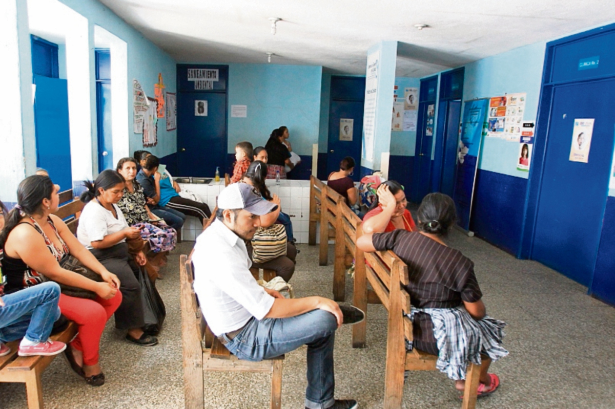 Pacientes esperan ser atendidos en el centro de Salud del barrio San Antonio de la zona 6 capitalina. (Foto Prensa Libre: Esbin García)