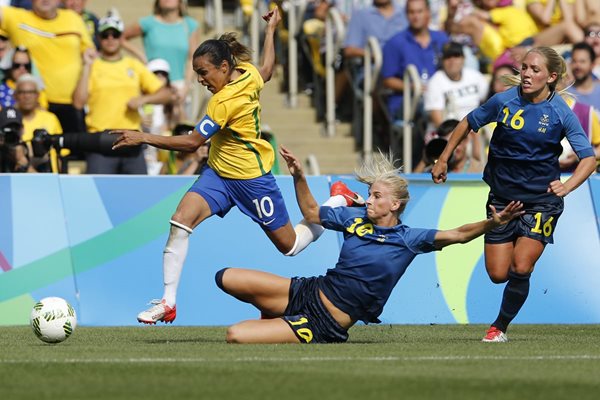 Marta (izquierda) esquiva la barrida de Sofia Jakobsson, de Suecia, en las semifinales que las locales perdieron contra las europeas. (Foto Prensa Libre: AP)