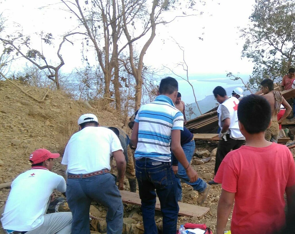 Personas heridas son auxiliadas por socorristas en El Estor, Izabal. (Foto Prensa Libre: Dony Stewart)