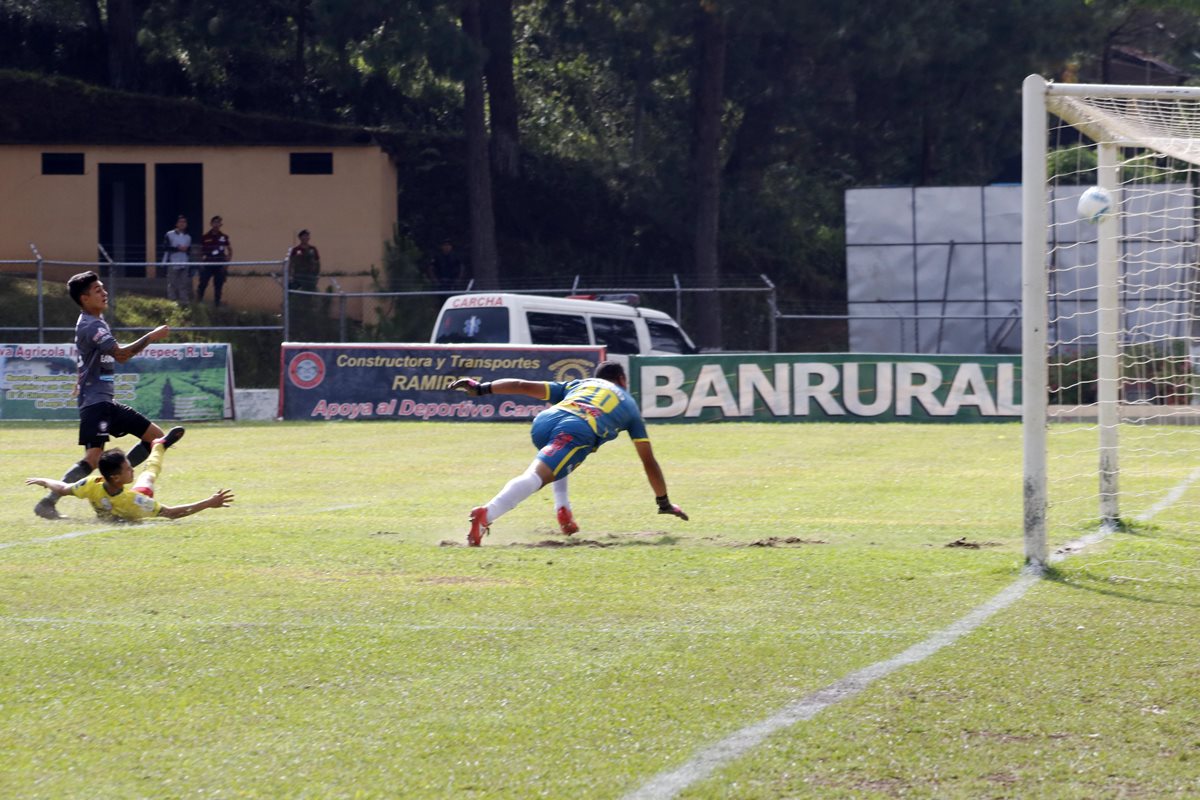 Regalado anota el gol del triunfo para los "peces cenizos". (Foto Prensa Libre: Eduardo Sam Chun)