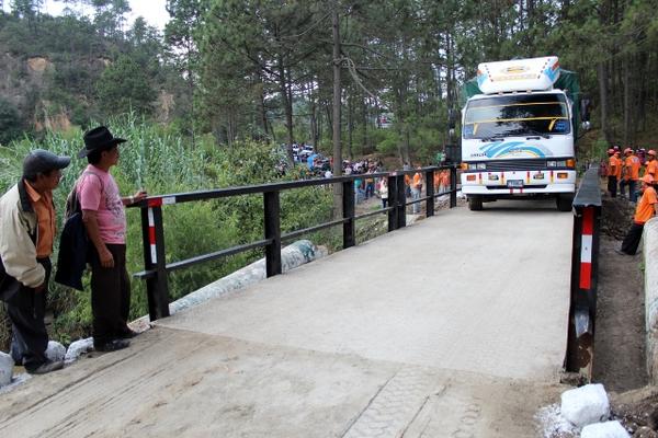 Vecinos observan el paso de un camión sobre el puente rural habilitado hoy. (Foto Prensa Libre: Óscar Figueroa)<br _mce_bogus="1"/>