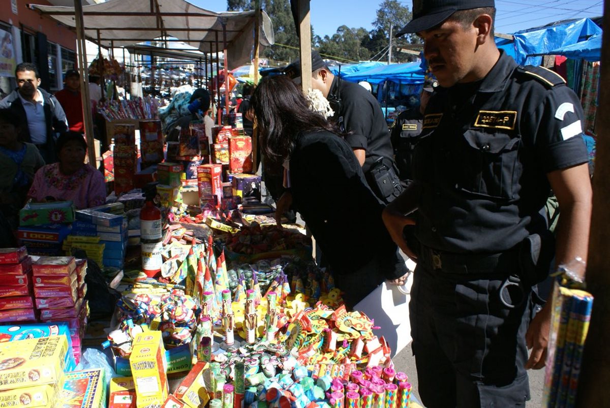 Autoridades de Quetzaltenango prohibieron la venta de cohetillos en mercados y calles. (Foto Hemeroteca PL)