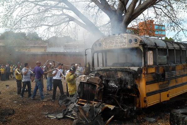 Socorristas acudieron para sofocar el fuego. (Foto Prensa Libre)<br _mce_bogus="1"/>