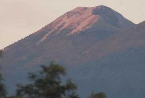 El cráter del volcán cubierto con un manto de hielo. (Foto Prensa Libre: Víctor Chamalé)