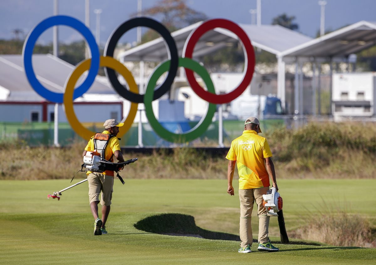 Los últimos ajustes para la cancha de golf en Río de Janeiro se realizan por parte de empleados de la organización local. (Foto Prensa Libre: AFP)