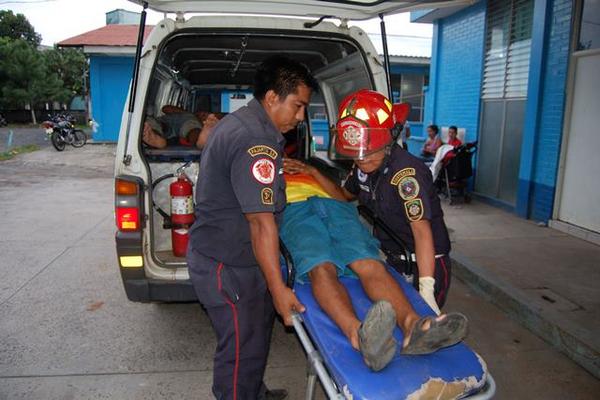 Socorristas trasladan a dos heridos de bala en aldea de Pajapita, San Marcos. (Foto Prensa Libre: Alexander Coyoy)<br _mce_bogus="1"/>