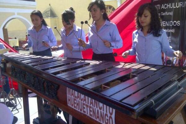 Integrantes de la marimba del Centro Cultural de Malacatancito interpretan una melodía en festival cultural, en Huehuetenango. (Foto Prensa Libre: Mike Castillo)<br _mce_bogus="1"/>