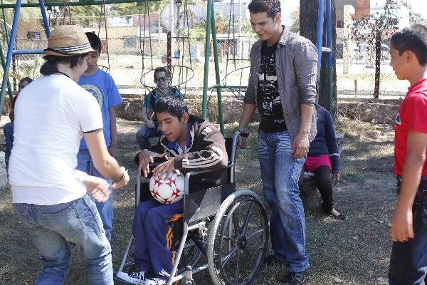 Integrantes del grupo Yoiz visitaron a pacientes del centro  Edecri, en Salamá.