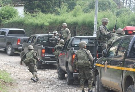 Un contingentes del Ejército participó este sábado en los allanamientos efectuados en Cobán para capturar a 15 personas vinculadas al narcotráfico.