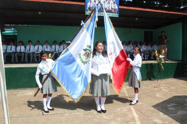 Estudiantes becados del Instituto de Educación Básica por Cooperativa de La Unión zona 5 de Coatepeque, Quetzaltenango, concluyen ciclo lectivo. (Foto Prensa Libre: Alexánder Coyoy)