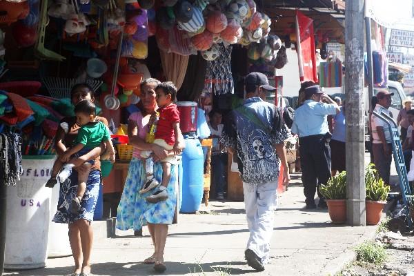 Comerciantes colocan ventas que obstruyen el paso sobre las banquetas.