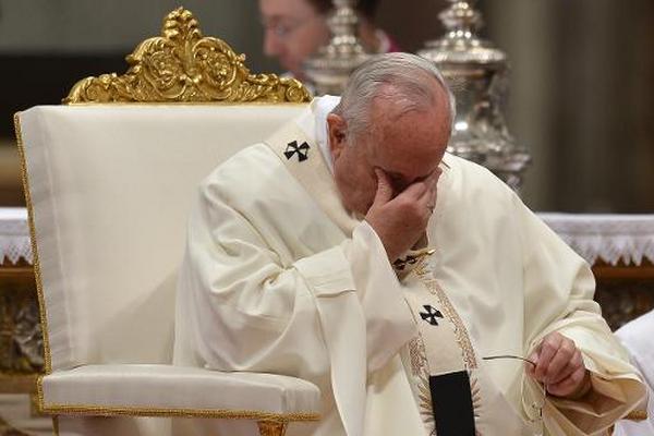 El papa Francisco durante una misa en la Basílica de San Pedro del Vaticano. (Foto Prensa Libre: AFP)