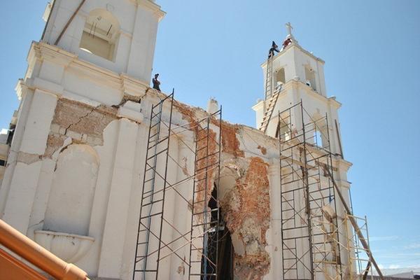 Varios trabajadores participan en la demolición de la fachada de la iglesia católica de San Pedro Sacatepéquez, San Marcos. (Foto Prensa Libre: Aroldo Marroquín)