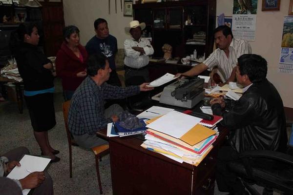 Empleados de la comuna de El Tejar, Chimaltenango denunciaron en la Dirección Departamentald de Trabajo que no han recibido el pago del aguinaldo. (Foto Prensa Libre: José Rosales)<br _mce_bogus="1"/>