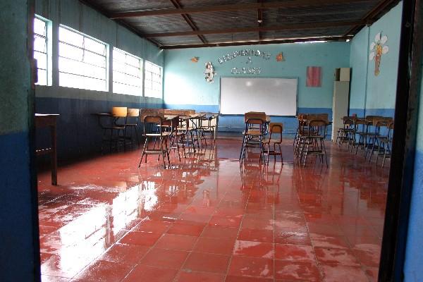 el Agua se filtra por techos y ventanas.