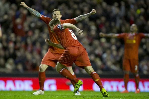 Steven Gerrard, del Liverpool, celebra su anotación ante el Sunderland. (Foto: Prensa Libre: AP)