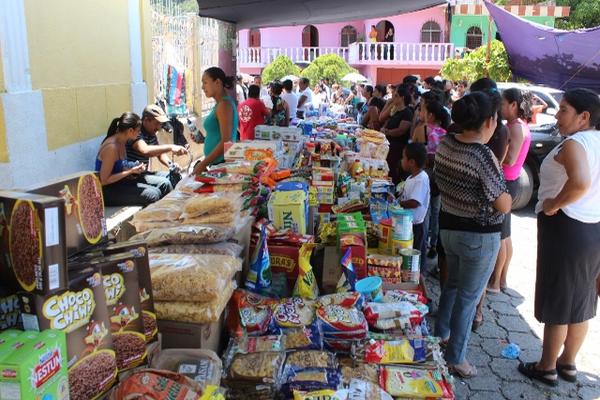 Comerciantes ofrecen sus productos en la calle, ante la falta de inmueble, en Oratorio. (Foto Prensa Libre: Oswaldo Cardona)