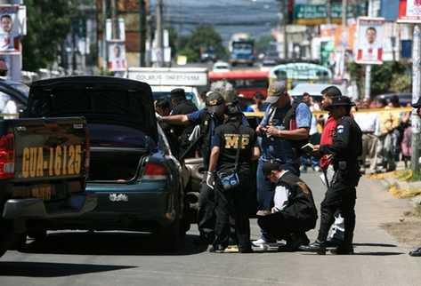 Agentes del MP y policías, en la escena del crimen. (Foto: Hugo Navarro)