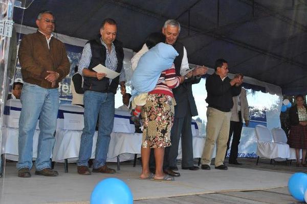 El presidente Otto Pérez Molina hizo entrega este viernes del Bono Seguro a mujeres de San Marcos. (Foto Prensa Libre: Aroldo Marroquín)<br _mce_bogus="1"/>