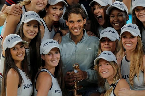 Nadal celebra al lado de unas bellas damas. (Foto Prensa Libre: AP)