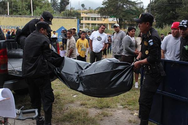 El cadáver de Marlon José Gómez es trasladado a la morgue de Huehuetenango. (Foto Prensa Libre: Mike Castillo)