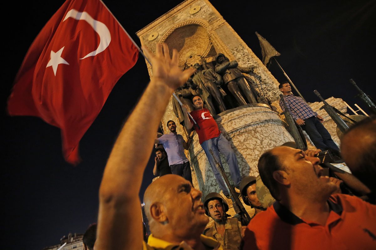 Simpatizantes del presidente turco Recep Tayyip Erdogan, protestan en Estambul en respuesta al llamado del mandatario. (Foto Prensa Libre: AP).