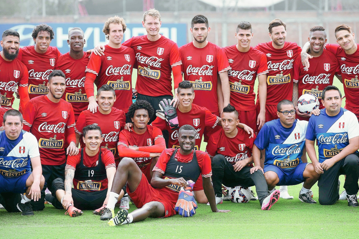 Este es el equipo peruano que viajó a la Copa América; el dia de ayer se tomaron la fotografía previa a emprender su aventura por Chile. (Foto Prensa Libre: EFE)