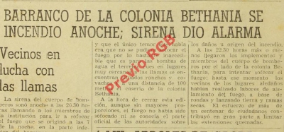 Pagina 04  de Prensa Libre  de 1955 Vecinos  colaboran con bomberos  en incendio  en barranco de la Bethania zona 7. Foto: Hemeroteca PL