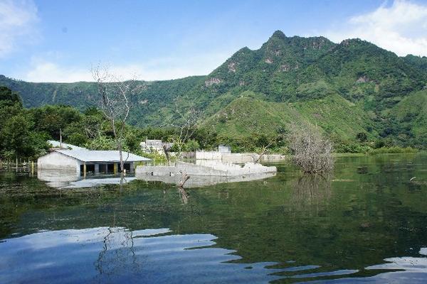 debido al aumento en el nivel del Lago de Atitlán  se han inundado casas, cultivos y muelles, desde hace varios años.