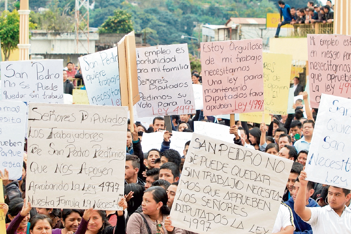 miles de empleados y dueños de maquilas del municipio de San Pedro Sacatepéquez realizaron una manifestación pacífica para solicitar la aprobación de la Ley 4997. (Foto Prensa Libre: ESBIN GARCIA)