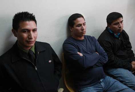 Los policías Eliacim Hernández, Willian Cuxún y Rufino de León escuchan la sentencia absolutoria.