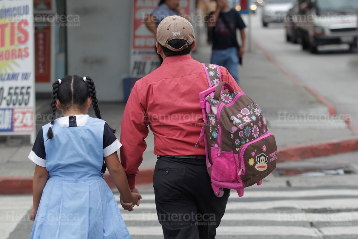 16/06/2014. Un padre llega a la escuela Dolores Molina a recoger a su hija. (Foto: Hemeroteca PL)