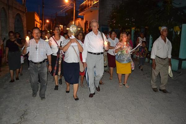 Fieles acompañan la custodia que porta a Jesús Sacramentado, a su paso por las calles de Sanarate, El Progreso. (Foto Prensa Libre, Hugo Oliva)<br _mce_bogus="1"/>