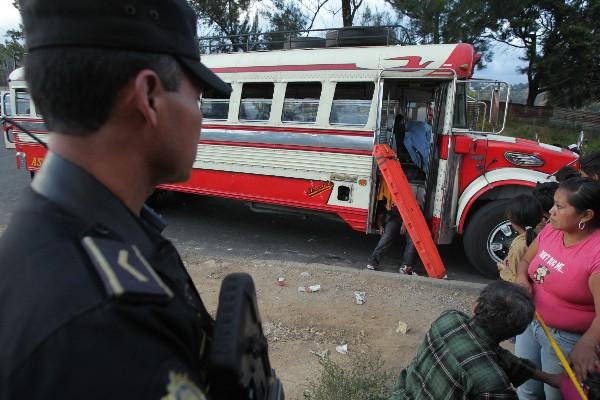 Piloto  y ayudante perecen dentro de autobús  en Ciudad Peronia, Mixco.