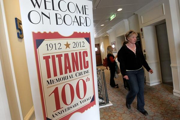 Pasajeros a bordo del Azamara Journey, crucero que rememora el centenario del Titanic. (Foto Prensa Libre: AFP)