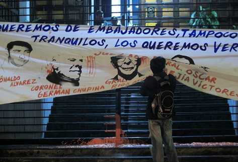 Manifestantes mancharon el piso con pintura roja simbolizado la sangre de las víctimas del conflicto armado. (Foto Prensa Libre: Edwin Bercián)