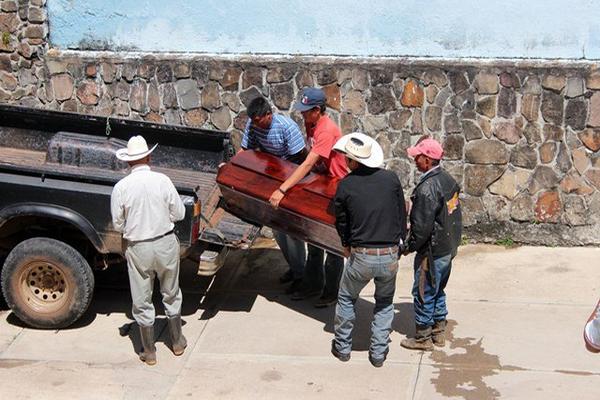 Familiares retiran de la morgue de Jalapa el cadáver de José Israel Sánchez Hernández. (Foto Prensa Libre: Hugo Oliva)