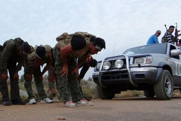 Rebeldes sirios rezan este 13 de junio de 2013 en Maaret Artiq, al noroeste de Alepo. (Foto Prensa Libre: AFP)