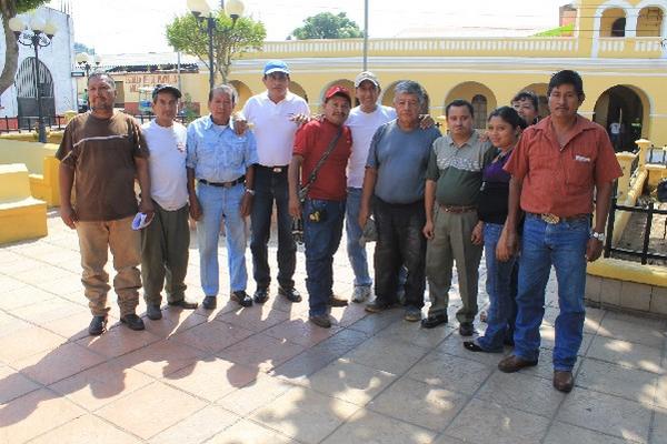 Grupo de trabajadores  exigen su reinstalación en la Municipalidad de Patutul, Suchitepéquez.