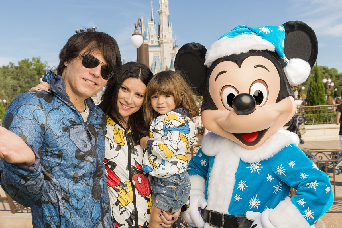 Laura Pausini viajó a Walt Disney World Resort para celebrar la Navidad junto a su esposo, Paolo Carta, y su hija, Paola. (Foto Prensa Libre: Instagram @laurapausini)