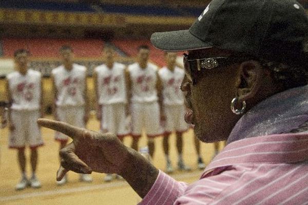 Dennis Rodman dirige un entrenamiento en Cora. (Foto Prensa Libre: EFE)