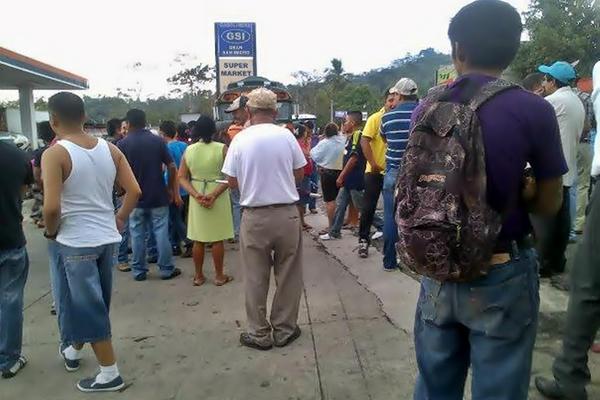 Vecinos toman la ruta nacional 1 en demanda de atención de Energuate. (Foto Prensa Libre: Alex Coyoy)<br _mce_bogus="1"/>