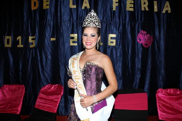 Coronan a Reina de la Feria de Santa Cruz Mulu