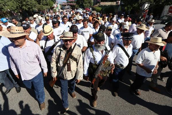 Grupos civiles armados marchan durante su primer  aniversario  en La Ruana, Michoacán. (Foto Prensa Libre: EFE)